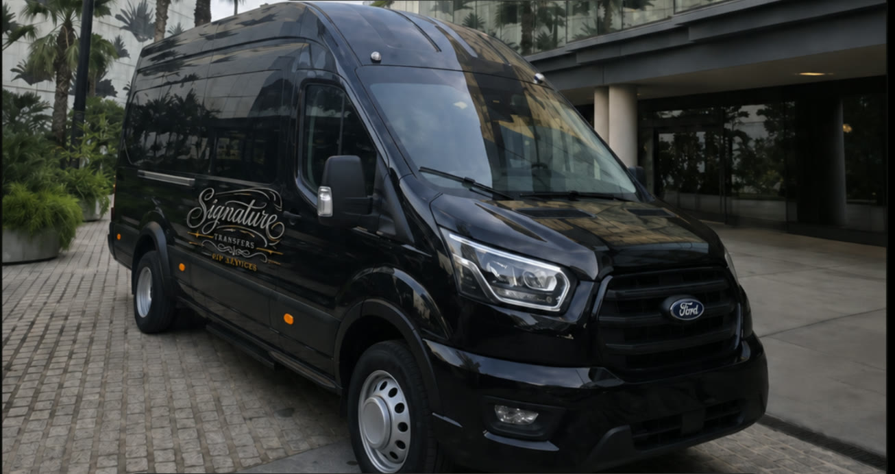 Minibús 16 plazas — Ford · aire acondicionado y bodega de equipaje